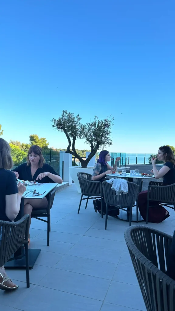 Unternehmerinnen sitzen beim Abendessen bei der FEMINDS Workation