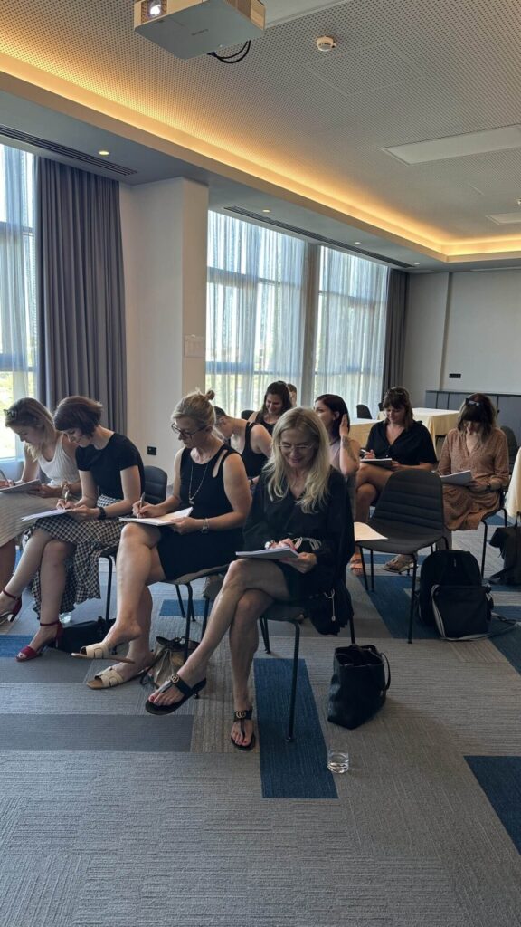 Teilnehmerinnen bei FEMINDS Workation in Seminarraum