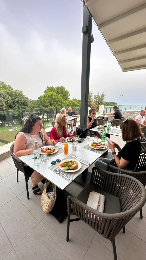 Teilnehmerinnen sitzen beim Abendessen bei der FEMINDS Workation