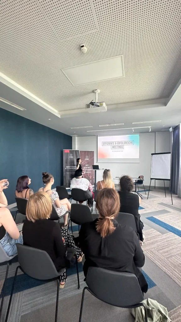 Teilnehmerin hält Vortrag bei FEMINDS Workation
