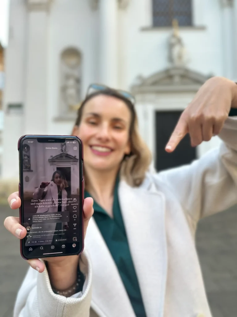 FEMINDS Gründerin hält Handy in Kamera und zeigt virales Reel